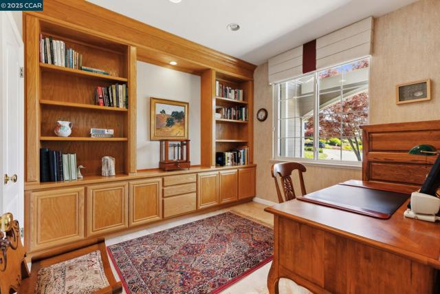 21 Mercury Ct, Pleasant Hill CA: https://media.crmls.org/mediaz/42be71d5-6c2a-4d9a-b3a4-73e793921d93.jpg