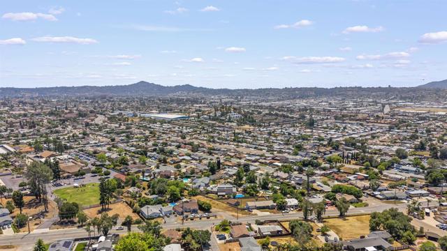 1333 Clove St, El Cajon CA: https://media.crmls.org/mediaz/42be9072-f1a4-4f2e-a85f-a3477d73cad6.jpg