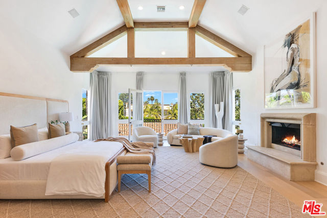 812 N Bedford Drive, Beverly Hills CA: https://media.crmls.org/mediaz/42bec78b-09e4-4bbc-90d8-fb9399ada0cb.jpg