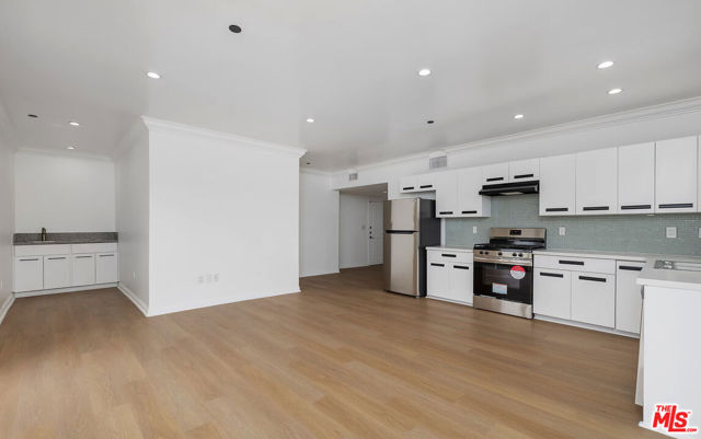 930 S Robertson Boulevard, Los Angeles CA: https://media.crmls.org/mediaz/42beea5e-df0a-4990-9ab6-6a0d16464e56.jpg