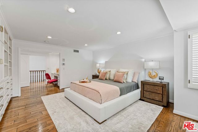 217 17th Street, Santa Monica CA: https://media.crmls.org/mediaz/42bfbb24-e514-4d3c-b673-ff22ac27b7b4.jpg