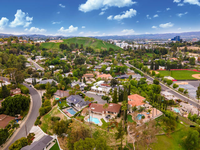 5324 Felice Place, Woodland Hills CA: https://media.crmls.org/mediaz/42c20085-10dd-4342-8d20-fadc68e98f11.jpg
