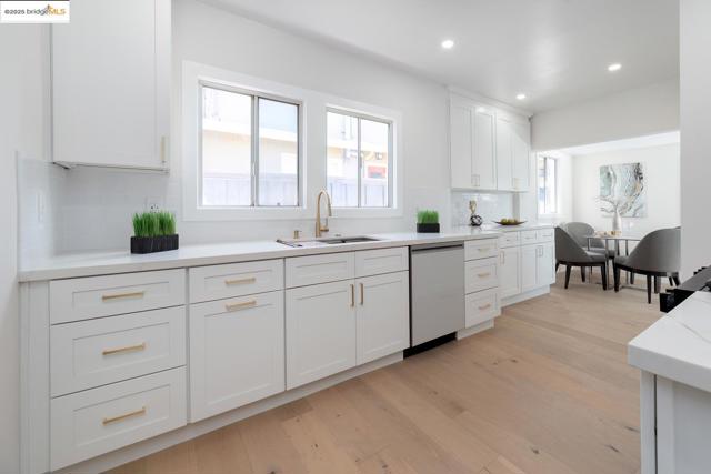 1515 Hampel St, Oakland CA: https://media.crmls.org/mediaz/42c36d83-6398-4ab3-959d-d250aeaedf67.jpg