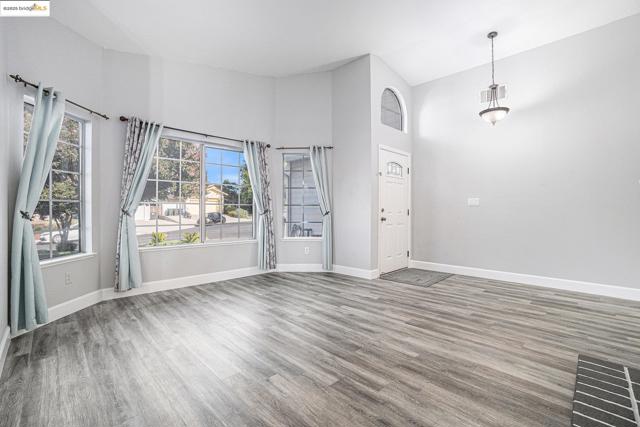 80 Mandeville Ct, Oakley CA: https://media.crmls.org/mediaz/42c3bd60-cead-49fb-8482-16629de2707d.jpg