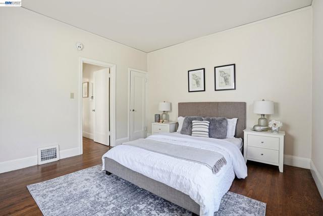 1424 Hampel St, Oakland CA: https://media.crmls.org/mediaz/42c3fe32-04c4-49bb-bab6-a858135b1aa0.jpg