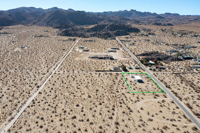 66050 Cottonwood Drive, Joshua Tree CA: https://media.crmls.org/mediaz/42c47e2e-c266-465a-a48a-815140635d6f.jpg