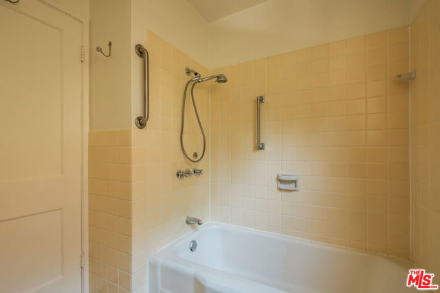 5273 Village, Los Angeles CA: https://media.crmls.org/mediaz/42c8544f-e53b-4432-970a-24cde5c04ba5.jpg