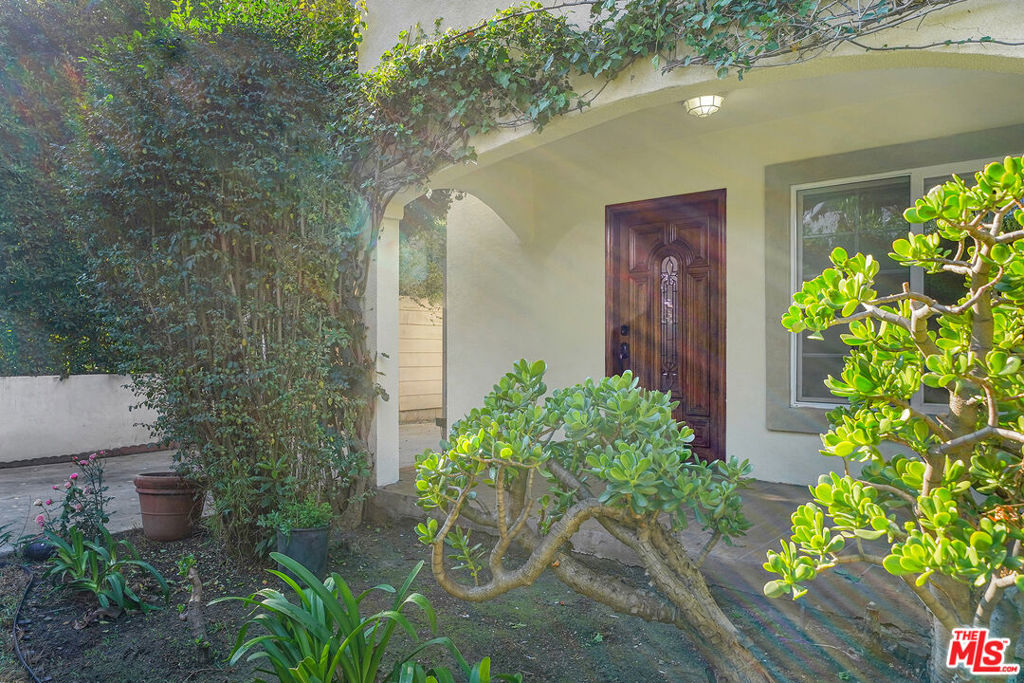 743 N Las Palmas Avenue