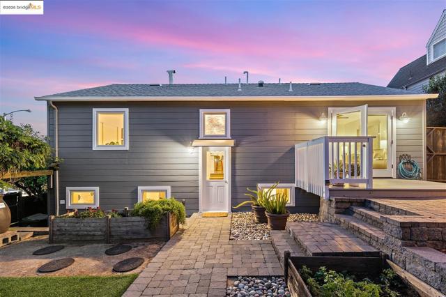 1000 Navellier St, El Cerrito CA: https://media.crmls.org/mediaz/42c9d4c2-d904-4a9f-9463-b59d283a43e8.jpg