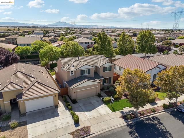 124 Clear Lake Ct, Oakley CA: https://media.crmls.org/mediaz/42ca9333-ae51-4637-bdcb-762f19b94612.jpg