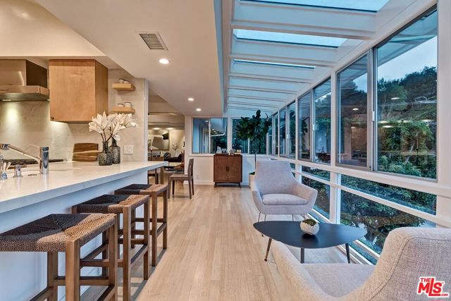 9316 Beverly Crest Drive, Beverly Hills CA: https://media.crmls.org/mediaz/42cada85-b574-473b-8986-d997614d75bf.jpg