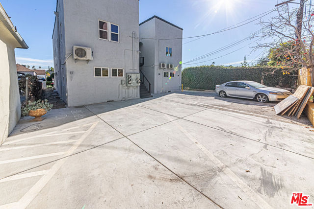 801 N Alexandria Avenue, Los Angeles CA: https://media.crmls.org/mediaz/42cb4f92-57a0-404c-b917-37c140a56671.jpg
