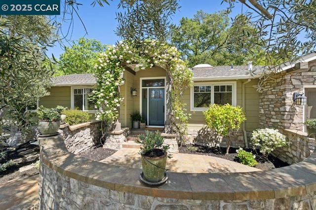390 Castello Rd, Lafayette CA: https://media.crmls.org/mediaz/42cbdc22-1de1-4390-abee-75463c385c7b.jpg