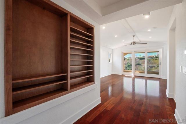 5448 Caminito Bayo, La Jolla CA: https://media.crmls.org/mediaz/42cc3bf2-a1a1-44d0-80e1-0d28e6c360b1.jpg