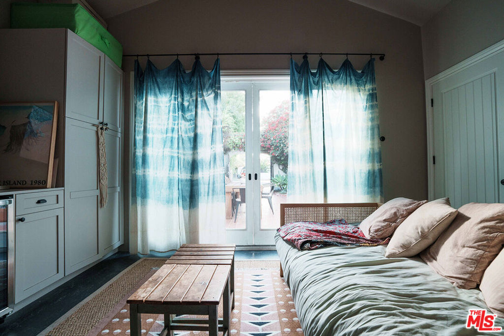 https://media.crmls.org/mediaz/42cc5812-739b-4b59-a6d6-9541565298a1.jpg?preset=X-Large
