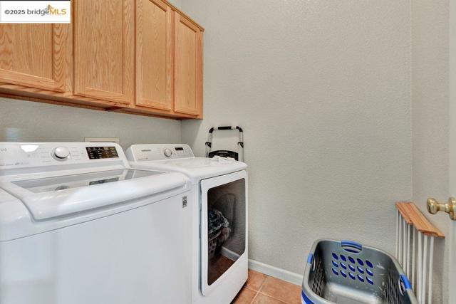 2981 Atherton Pl, Brentwood CA: https://media.crmls.org/mediaz/42cc73c2-c85c-4b65-a78b-e732d3a56bc2.jpg