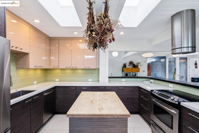 4003 Santa Fe CT, Concord CA: https://media.crmls.org/mediaz/42cd9537-c0c7-4f02-8a83-04cf12997e4b.jpg