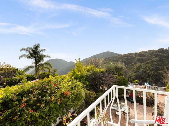 2113 Stoney Hill Road, Los Angeles CA: https://media.crmls.org/mediaz/42cdeaf7-230b-4763-8f50-6bab43ebeb59.jpg