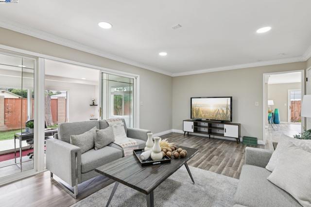 28399 Cubberley Ct, Hayward CA: https://media.crmls.org/mediaz/42cf29e2-9723-478b-8496-7ee3a19cca5a.jpg