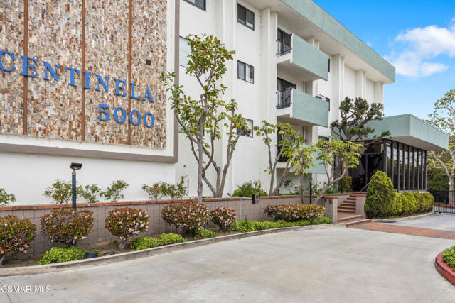 5000 S Centinela Avenue, Los Angeles CA: https://media.crmls.org/mediaz/42cfa853-35de-4335-b0f3-9cbe998bf42b.jpg