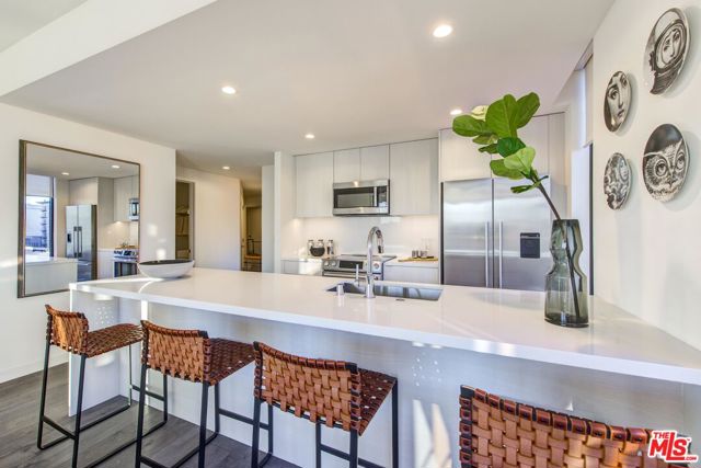 801 S OLIVE Street, Los Angeles CA: https://media.crmls.org/mediaz/42cfb17f-b02f-4731-aba4-2983d49dd368.jpg