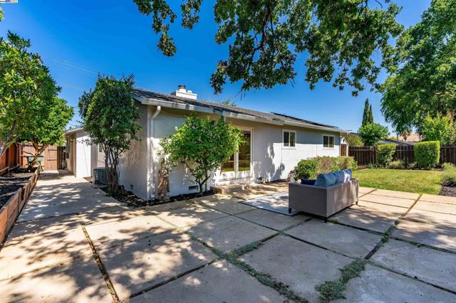 1337 Pennsylvania Blvd, Concord CA: https://media.crmls.org/mediaz/42d18aa3-8432-4842-8567-53b931b17d6e.jpg