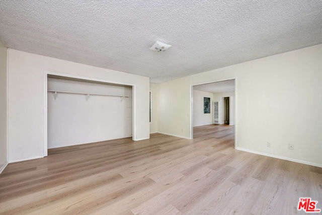 10941 Peach Grove Street, Toluca Lake CA: https://media.crmls.org/mediaz/42d1a6f2-364a-4d3e-896a-686d516f8ef1.jpg