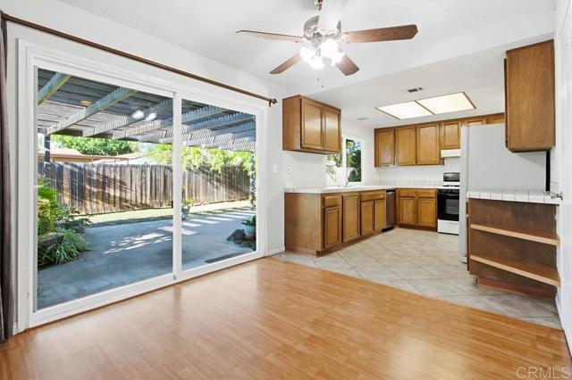 Detail Gallery Image 9 of 33 For 1237 Armstrong Cir, Escondido,  CA 92027 - 4 Beds | 2/1 Baths