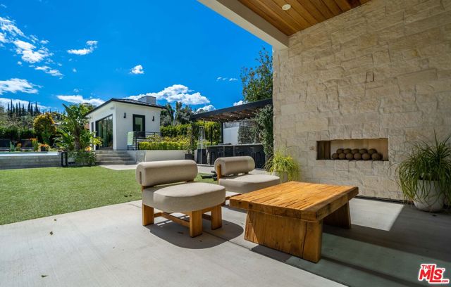 18938 Wells Drive, Tarzana CA: https://media.crmls.org/mediaz/42d37026-5f90-4873-b165-078fa294d0e9.jpg