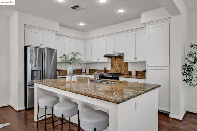1623 Fortmann Way, Alameda CA: https://media.crmls.org/mediaz/42d45a21-90ef-4b22-9b7c-5812944421be.jpg