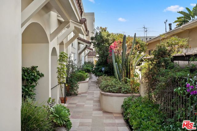 846 21st Street, Santa Monica CA: https://media.crmls.org/mediaz/42d4c022-5ba8-4def-a798-f4c9e2ec006c.jpg