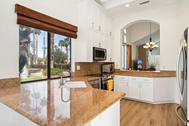 110 Celano Circle, Palm Desert CA: https://media.crmls.org/mediaz/42d5663a-6ee8-4634-a0cf-dfc8b08e19a1.jpg