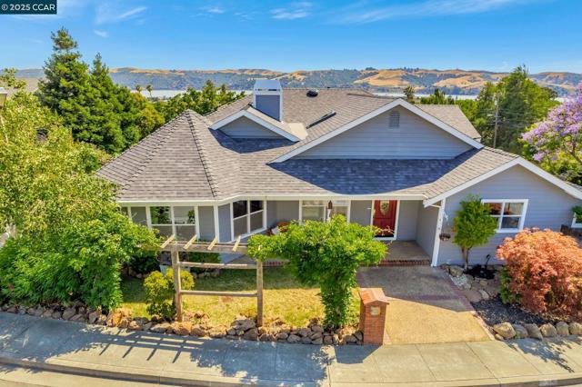 300 Saint Augustine Ct, Benicia CA: https://media.crmls.org/mediaz/42d57a59-43eb-462a-8ef7-f16f8524f8a2.jpg