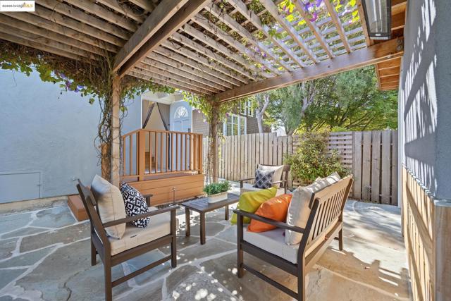 1026 Ventura Ave, Albany CA: https://media.crmls.org/mediaz/42d6f2ba-5fdb-4114-9a0b-64d34262a973.jpg