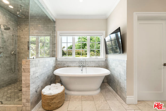 4469 Stern Avenue, Sherman Oaks CA: https://media.crmls.org/mediaz/42d703e9-cb8c-4548-af4c-78d3e03ce62b.jpg