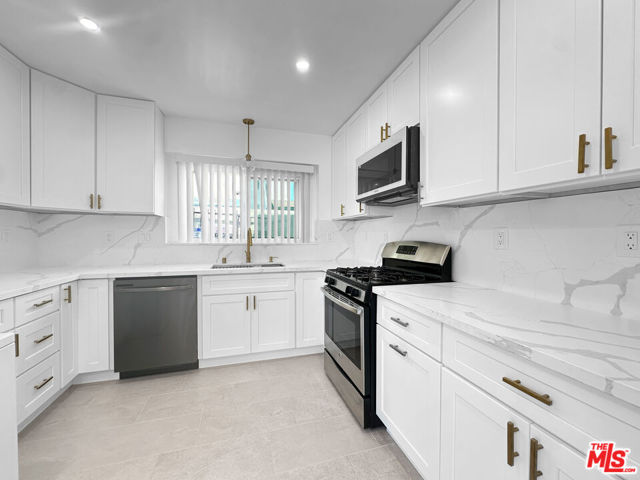804 E Kelso Street, Inglewood CA: https://media.crmls.org/mediaz/42d71987-8b58-4f78-b638-ebc3244ab9d0.jpg