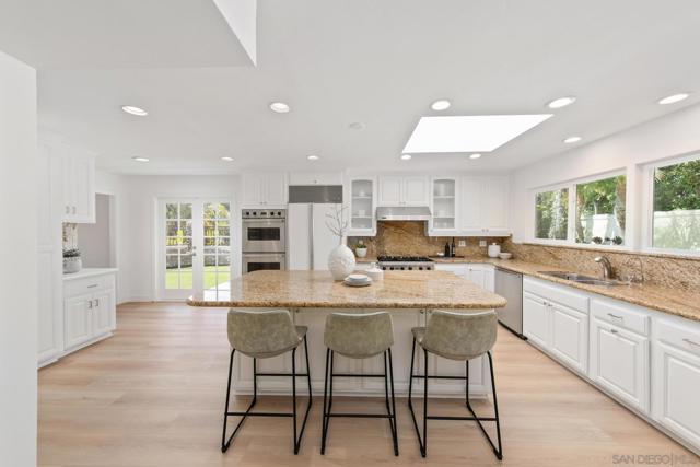 6937 Paseo Laredo, La Jolla CA: https://media.crmls.org/mediaz/42d76b62-ea67-441a-98cf-3e31ee793d77.jpg