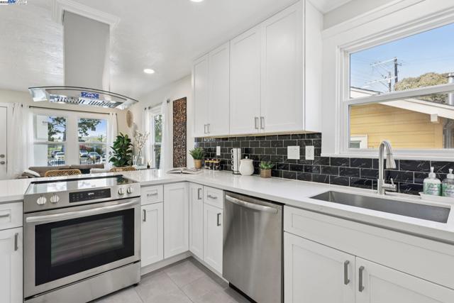 511 59Th St, Oakland CA: https://media.crmls.org/mediaz/42d7ce70-a930-48de-b508-991c049dc327.jpg