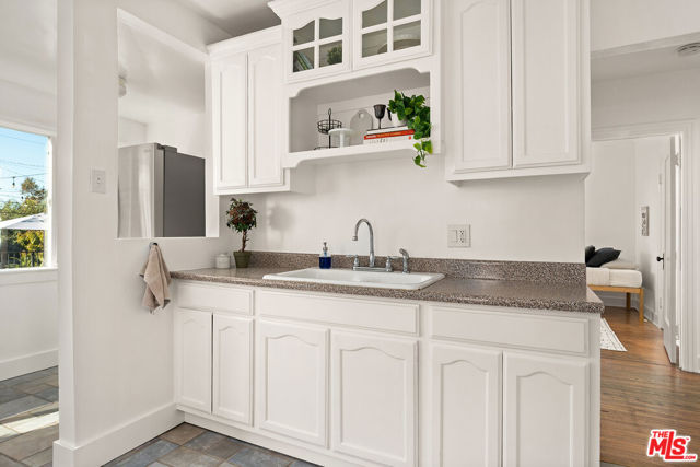 3220 Garden Avenue, Los Angeles CA: https://media.crmls.org/mediaz/42d92665-8d79-4b31-9924-0b34c66b3c67.jpg