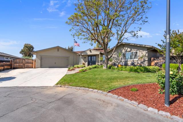 60 Dots Circle, Hollister CA: https://media.crmls.org/mediaz/42d94fd1-2e9b-40cb-8e28-5709eac9df13.jpg