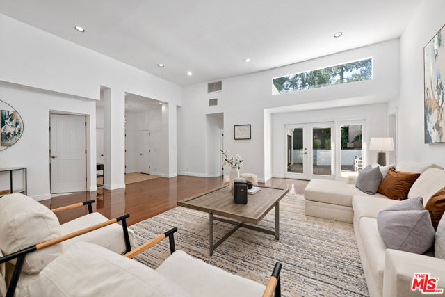 4745 Caritina Drive, Tarzana CA: https://media.crmls.org/mediaz/42d97a6f-fe7e-49a7-acf0-f3c5b858914f.jpg