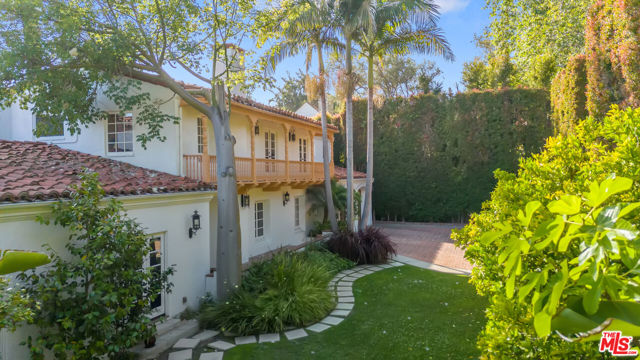 221 S Beverly Glen Boulevard, Los Angeles CA: https://media.crmls.org/mediaz/42d99626-d3e3-4a81-a26f-b065b041a34d.jpg