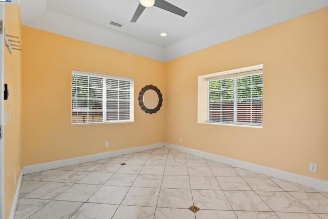 4470 Rolling Oaks Dr, Granite Bay CA: https://media.crmls.org/mediaz/42d9ee86-8c8d-4862-82c4-a52f7a780e04.jpg