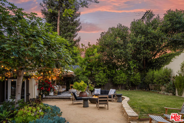 847 S Longwood Avenue, Los Angeles CA: https://media.crmls.org/mediaz/42da2ef1-f1f9-42c5-949e-d758440aefb3.jpg