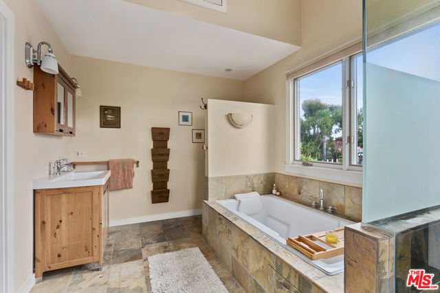2439 Glyndon Avenue, Venice CA: https://media.crmls.org/mediaz/42da89dc-ed21-462f-8e22-94f677e68631.jpg