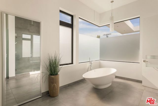 649 N Edinburgh Avenue, Los Angeles CA: https://media.crmls.org/mediaz/42db22f2-a88f-4ec9-a513-90f0cc96af6c.jpg