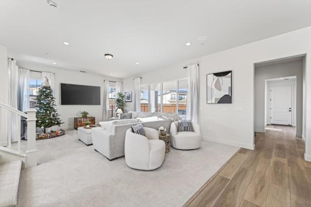 585 Santa Lucia Way, Marina CA: https://media.crmls.org/mediaz/42dc5c9d-fde5-41ea-937c-a08b9698d3ea.jpg