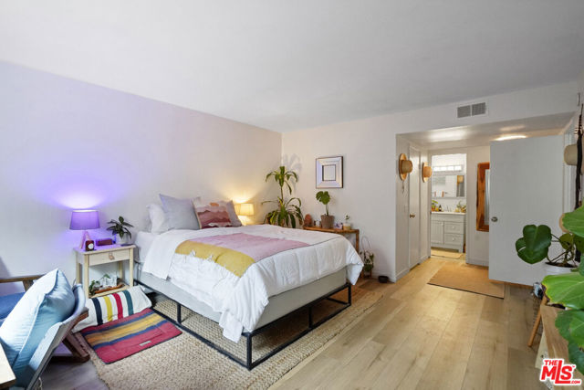 6472 Cavalleri Road, Malibu CA: https://media.crmls.org/mediaz/42dd57bb-8d64-4158-afdc-c901365ab1b2.jpg