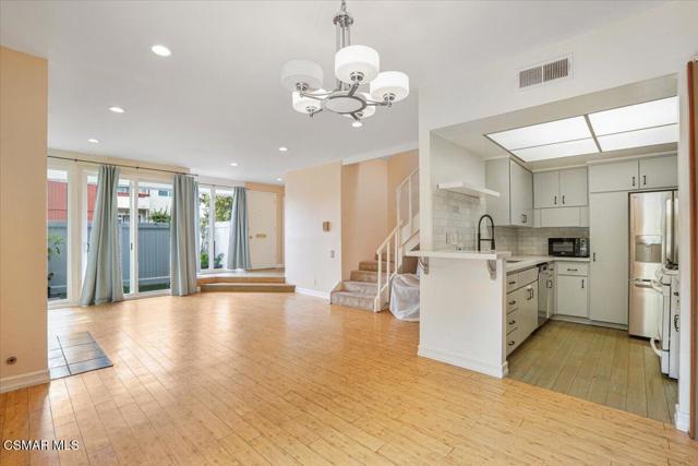 17842 Magnolia Boulevard, Encino CA: https://media.crmls.org/mediaz/42ddb5eb-3174-45ee-b36a-95f5b6240a7c.jpg