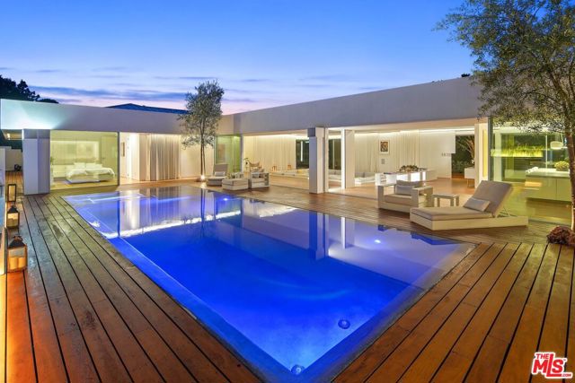 1106 N Hillcrest Road, Beverly Hills CA: https://media.crmls.org/mediaz/42df4b04-3977-406c-b2a5-c9db6598004c.jpg